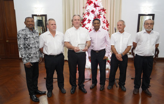 President receives members of Saturn Band at State House