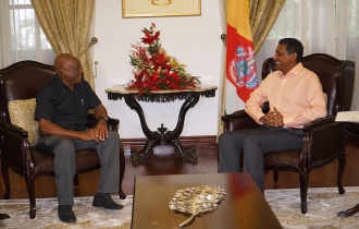 President Faure receives Seychellois musician John Wirtz