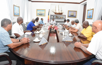 President meets with members of the Taxi Operators