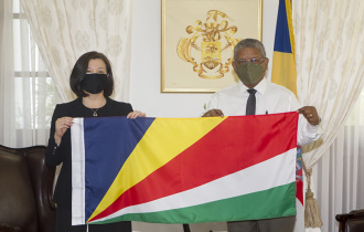 L’Ambassade de Chine offre un lot de drapeaux aux Seychelles