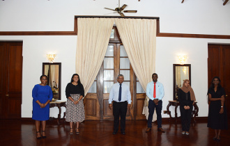 President Ramkalawan meets Unisey’s first class honours graduate 2020