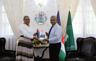 President Wavel Ramkalawan receives the Central Bank of Seychelles’ Annual Report 2021