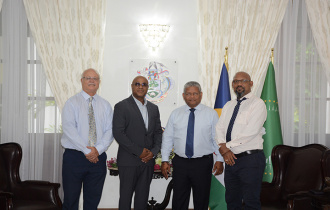 President Ramkalawan meets "Commissioner” Gordon Williams at State House