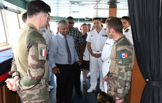 Le président félicite les officiers de la marine française impliqués dans l’opération d'interception de la drogue illégale
