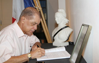 Le Président Michel a signé le registre de condoléances  à l’Ambassade de France