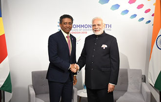 President Faure meets Prime Minister Modi on the margins of the Executive Session of CHOGM 2018