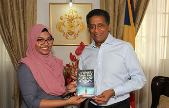 President meets young Seychellois writer