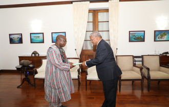 Le Nouvel Ambassadeur de la République de Guinée Présente ses Lettres de Créance au Président Ramkalawan