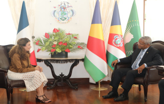 L'Ambassadrice de France Mme Anne Tallineau présente ses lettres de créance au Président Ramkalawan